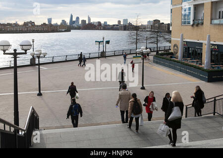 LONDON, Regno Unito - 22 Aprile 2016: imprenditori a Canary Wharf, il nuovo centro finanziario nei Docklands di Londra Foto Stock