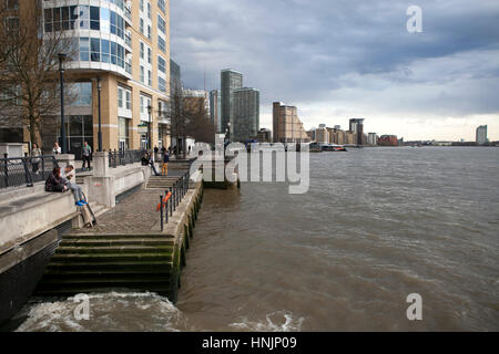 LONDON, Regno Unito - 22 Aprile 2016: imprenditori a Canary Wharf, il nuovo centro finanziario nei Docklands di Londra Foto Stock