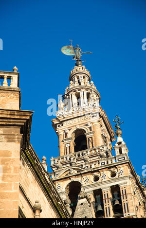 Orologio della torre Giralda e la cattedrale di Siviglia in Spagna e cielo blu Foto Stock