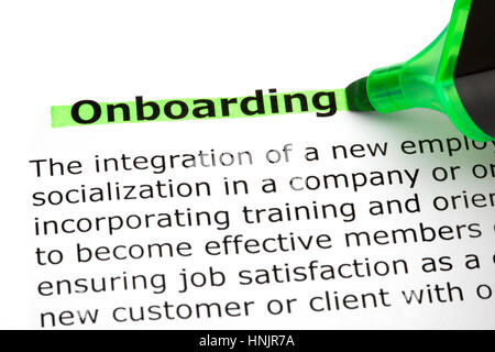 Definizione del dizionario della parola di onboarding evidenziata in verde con un pennarello. Foto Stock