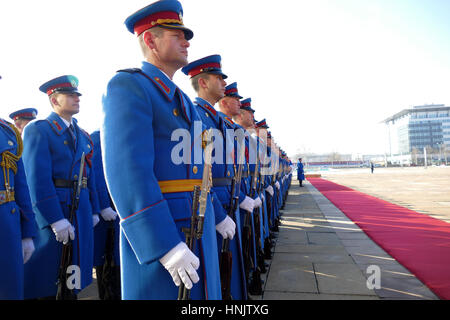 A Belgrado, in Serbia. 31 gennaio 2017: guardie onorario unità esercito della Repubblica di Serbia all'altopiano permanente ancora Foto Stock