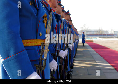 A Belgrado, in Serbia. 31 gennaio 2017: guardie onorario unità esercito della Repubblica di Serbia all'altopiano permanente ancora Foto Stock