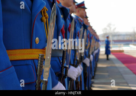 A Belgrado, in Serbia. 31 gennaio 2017: guardie onorario unità esercito della Repubblica di Serbia all'altopiano permanente ancora Foto Stock