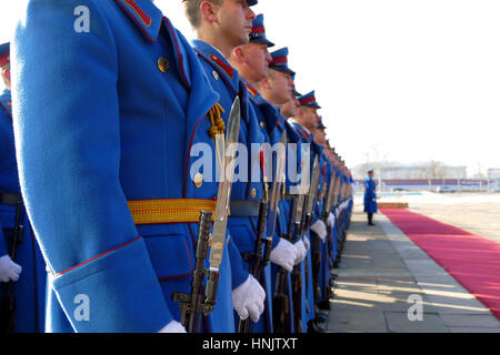 A Belgrado, in Serbia. 31 gennaio 2017: guardie onorario unità esercito della Repubblica di Serbia all'altopiano permanente ancora Foto Stock