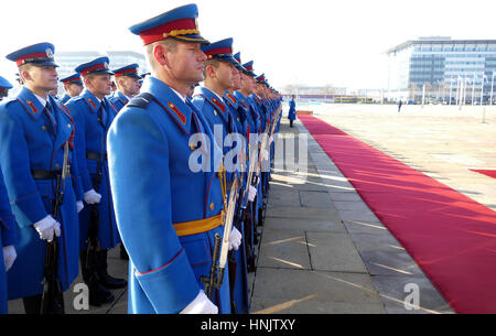 A Belgrado, in Serbia. 31 gennaio 2017: guardie onorario unità esercito della Repubblica di Serbia all'altopiano permanente ancora Foto Stock