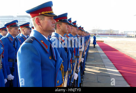 A Belgrado, in Serbia. 31 gennaio 2017: guardie onorario unità esercito della Repubblica di Serbia all'altopiano permanente ancora Foto Stock