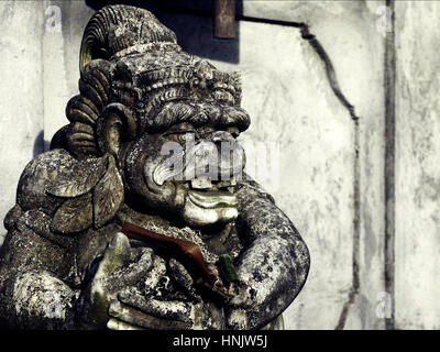 Spirito statua di pietra nelle zone rurali a Bali, Indonesia Foto Stock