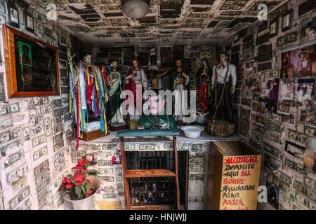 Altare en onore a Jesús Malverde que es venerado como Santo el cual todos los días atrae a cientos de seguidores un su capilla en la capital de Sinaloa Foto Stock