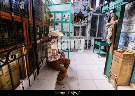 Altare en onore a Jesús Malverde que es venerado como Santo el cual todos los días atrae a cientos de seguidores un su capilla en la capital de Sinaloa Foto Stock