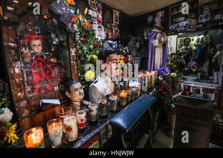 Altare en onore a Jesús Malverde que es venerado como Santo el cual todos los días atrae a cientos de seguidores un su capilla en la capital de Sinaloa Foto Stock