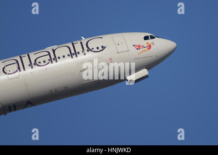 Virgin Atlantic Airways Airbus A330-300 G-VKSS 'Mademoiselle Rouge' il decollo dall'Aeroporto di Londra Heathrow in cielo blu Foto Stock