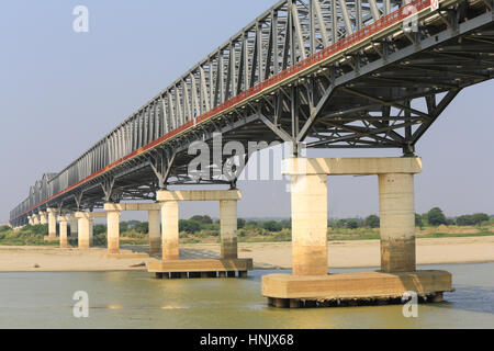 Ayeyarwady ponte sopra il fiume Irrawaddy, magway regione, Myanmar (Birmania). Foto Stock