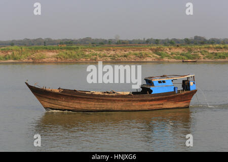 Scafo in legno cargo in corso in barca sul fiume Irrawaddy in Myanmar (Birmania). Foto Stock