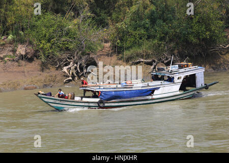 Un battello che porta passeggero attraverso il canale twante che conduce dal fiume Irrawaddy a Yangon (ex Rangoon), Myanmar (Birmania). Foto Stock