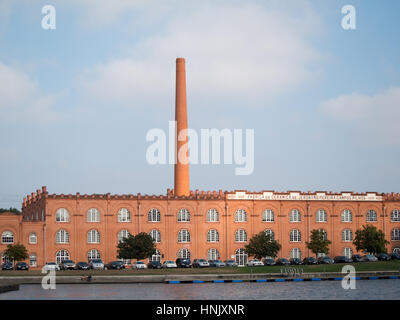 Vecchia fabbrica di ceramiche dal canale in Aveiro Foto Stock