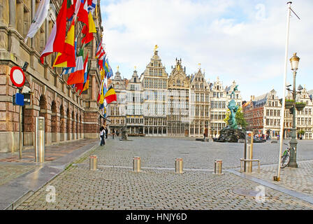 La fitta fila del medievale guildhouses presso la grande piazza del mercato con la fontana Brabo sul primo piano, Anversa, Belgio. Foto Stock