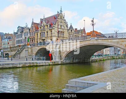 La pietra Sint-Michielsbrug (St Michael's) ponte sopra il fiume Leie collega il Graslei e Korenlei Quays, Gand, Belgio. Foto Stock