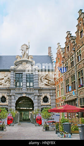 GHENT, Belgio - 26 Maggio 2011: il gateway per il mercato del pesce decorato con la statua di Nettuno, sollevandosi al di sopra di Sint-Veerleplein square, il 26 maggio in Foto Stock