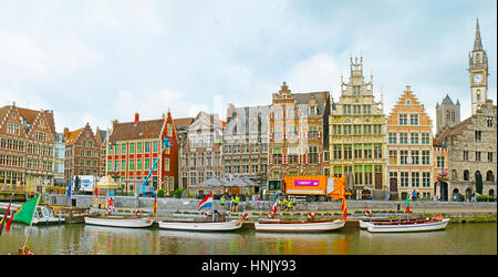 GHENT, Belgio - 26 Maggio 2011: le imbarcazioni da diporto presso la banchina Graslei attendere per i turisti a fare un viaggio lungo il fiume Leie e si affacciano sui punti di riferimento Foto Stock