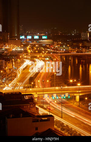 Accanto al traffico Ben Nghe River, Città di Ho Chi Minh (Saigon), Vietnam Foto Stock