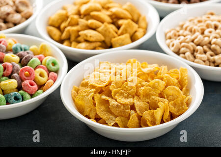 Varietà di cereali freddi in bianco bocce, veloce colazione per bambini Foto Stock