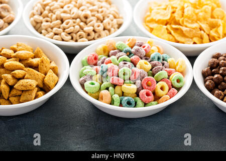 Varietà di cereali freddi in bianco bocce, veloce colazione per bambini Foto Stock