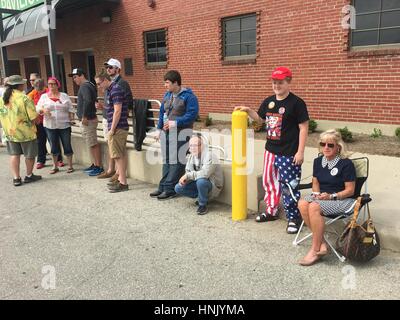 Trump sostenitori di attendere in linea prima della campagna presidenziale di rally per Donald Trump alla Indiana State Fairgrounds durante l'Indiana primaria nel 2016. Foto Stock