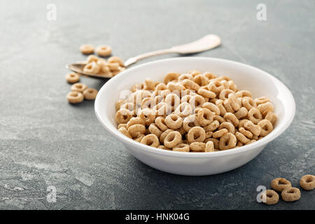 Freddo salutare cereale in una ciotola bianco, veloce colazione o merenda per bambini Foto Stock