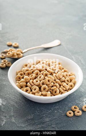 Freddo salutare cereale in una ciotola bianco, veloce colazione o merenda per bambini Foto Stock