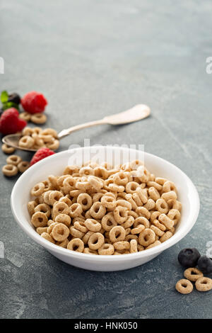 Freddo salutare cereale in una ciotola bianco, veloce colazione o merenda per bambini Foto Stock