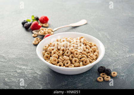 Freddo salutare cereale in una ciotola bianco, veloce colazione o merenda per bambini Foto Stock