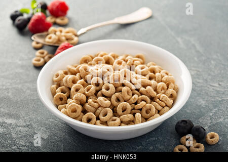 Freddo salutare cereale in una ciotola bianco, veloce colazione o merenda per bambini Foto Stock