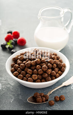 Dolce di Cioccolato cereali freddi in una ciotola bianco Foto Stock