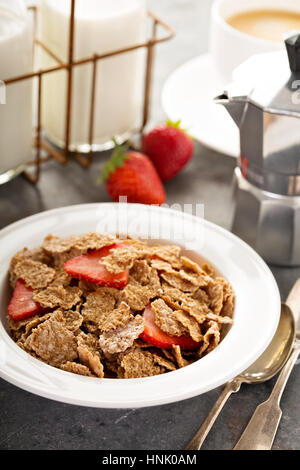 Multigrain integrale cereali sani con strawberryfor fresca prima colazione Foto Stock