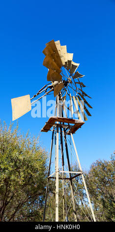 Blur in Sud Africa il mulino a vento di tecnologia della turbina nel parco nazionale Foto Stock