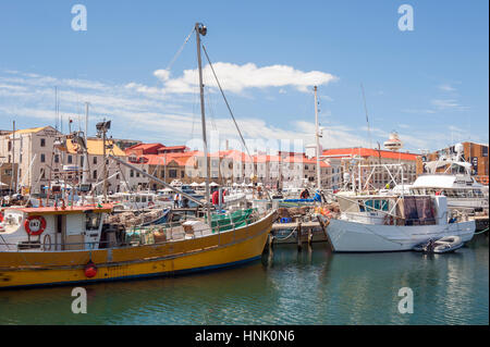 Barche da pesca ormeggiate a Constitution Dock, una porta rivestita con depositi di arenaria, a Hobart's waterfront, la Tasmania. Foto Stock