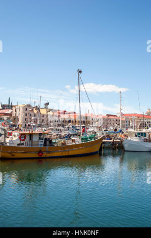 Barche da pesca ormeggiate a Constitution Dock, una porta rivestita con depositi di arenaria, a Hobart's waterfront, la Tasmania. Foto Stock