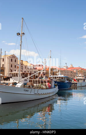 Barche da pesca ormeggiate a Constitution Dock, una porta rivestita con depositi di arenaria, a Hobart's waterfront, la Tasmania. Foto Stock