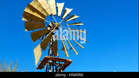 Blur in Sud Africa il mulino a vento di tecnologia della turbina nel parco nazionale Foto Stock