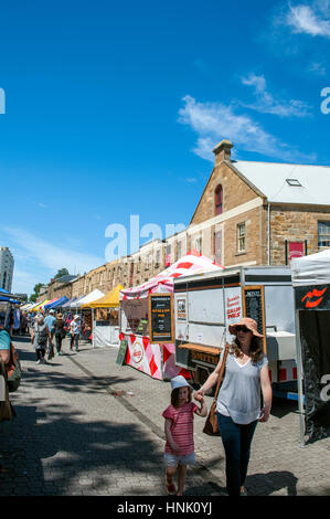 I visitatori di sabato il Mercato di Salamanca a Hobart, in Tasmania. Il mercato arti e mestieri è una delle isole più grandi attrazioni turistiche. Foto Stock