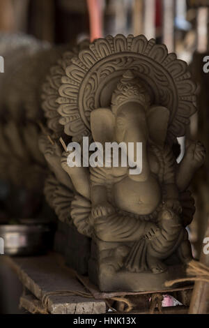 Clay Ganesh statue nelle loro prime fasi, Kumartuli, Calcutta, West Bengal, India Foto Stock