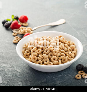 Freddo salutare cereale in una ciotola bianco, veloce colazione o merenda per bambini Foto Stock