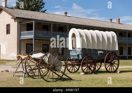 Carrello occidentale di fronte alla caserma di cavalleria. Settembre, 2016. Fort Laramie, Wyoming USA Foto Stock