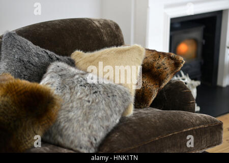 Faux fur throws e cuscini e sala interna Foto Stock