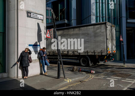Un angolo di strada in cui un danneggiato bollard giace orizzontale, urtato da un altro veicolo il 13 febbraio 2017, nella città di Londra, Regno Unito. Foto Stock