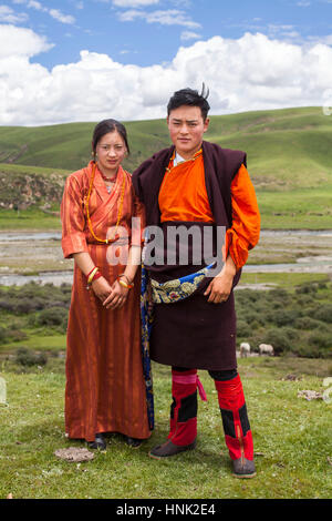 Khampas locali etnici partecipare all'Manigango Horse Festival nell'altopiano tibetano regione in Sichuan, Cina Foto Stock