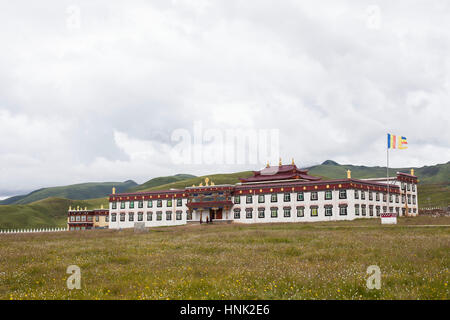 Edifici di Lhakang tibetano monastero buddista si vede circondata da pascoli di alta nell'altopiano tibetano in Sichuan, in Cina. Foto Stock