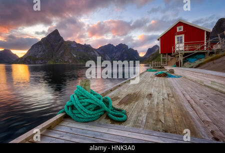 Capanna di pesca a Lille Toppoya, Lofoten/Norvegia durante il tramonto Foto Stock