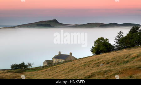 Il Vallo di Adriano: di prima mattina nebbia autunnale oscura la falesia di Lough ma non distanti Winshields balze e adiacente colle-tops - Visto da vicino Hotbank Farm Foto Stock