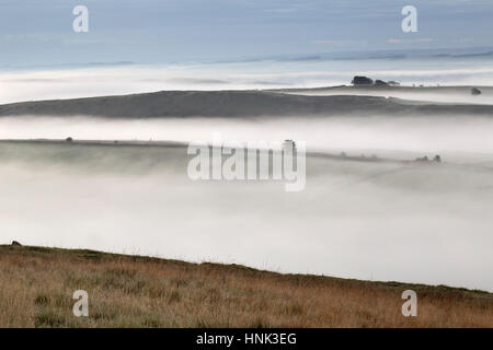 Il Vallo di Adriano: basse nebbie autunnali aggiunge atmosfera per la vista da Hotbank dirupi, guardando a sud verso il sud Tyne e valli per viti a testa esagonale incassata Foto Stock